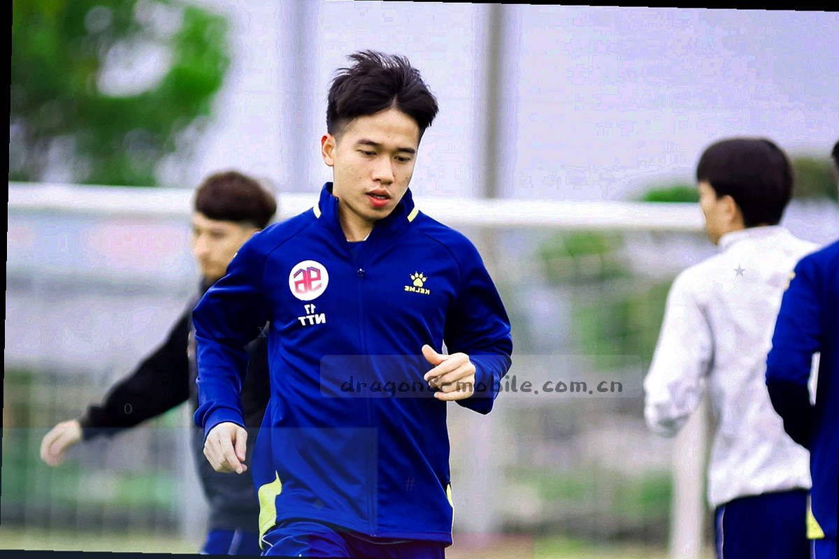 桌面上的档案章、文件夹与手写通讯录，等宽字体标签整齐排开，画面中没有人物